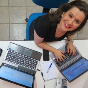 thais_trabalhando1.jpg